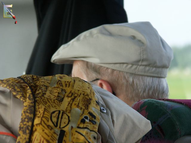 Hr. Pfarrer als Reiseleiter, mit Kappe